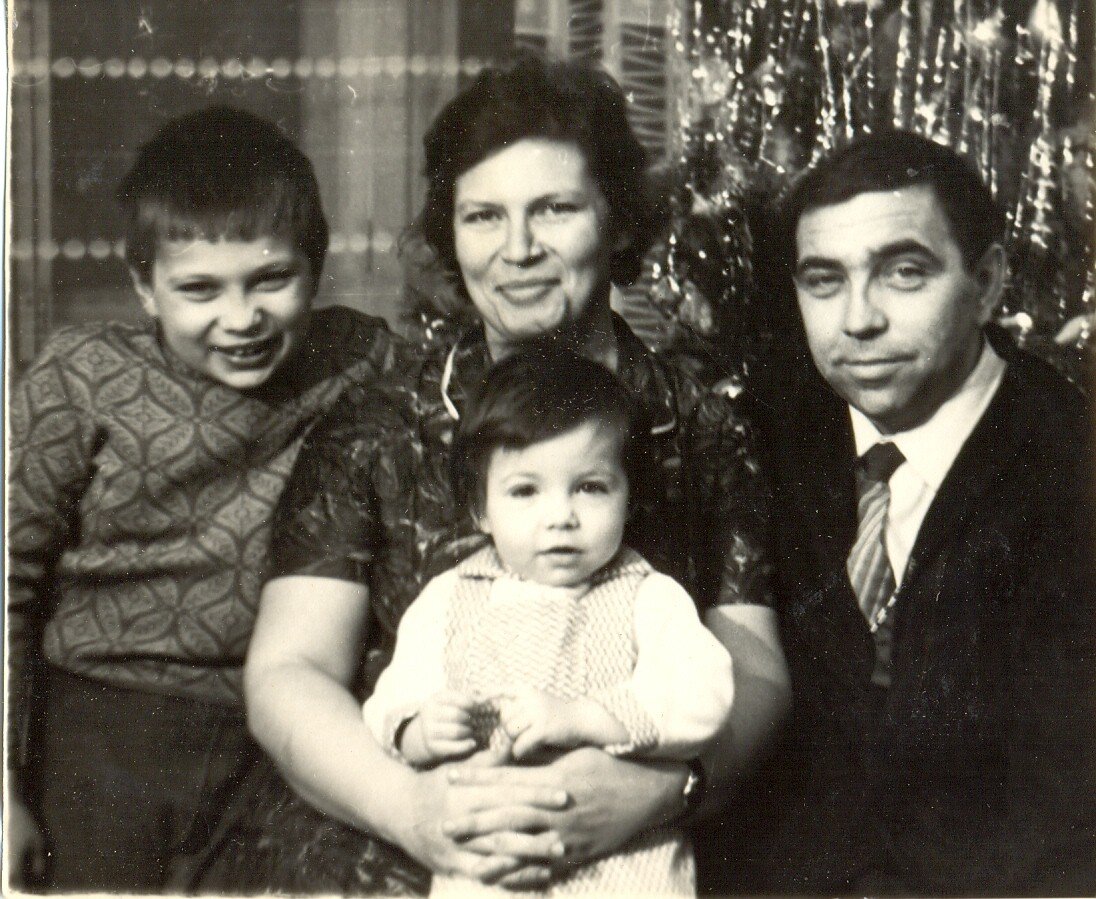 это моя семья у домашней ёлки - автор в ползунках в центре.