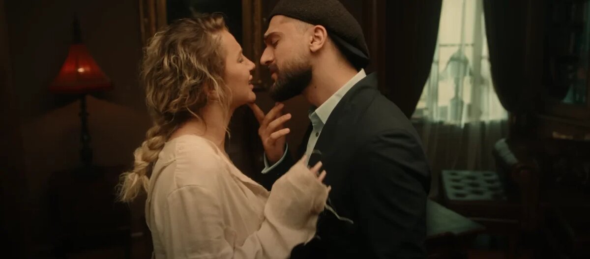 Артисты выпустили драматичный клип на свой новый сингл. Jony и Anna Asti экранизировали совместную песню "Как любовь твою понять?", вышедшую в середине месяца.