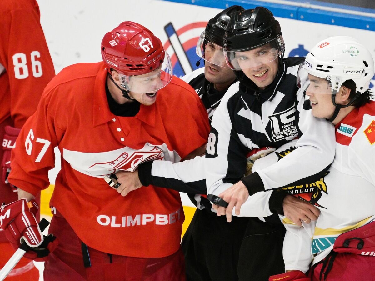    Михала Чайковски (слева)© РИА Новости / Владимир Астапкович