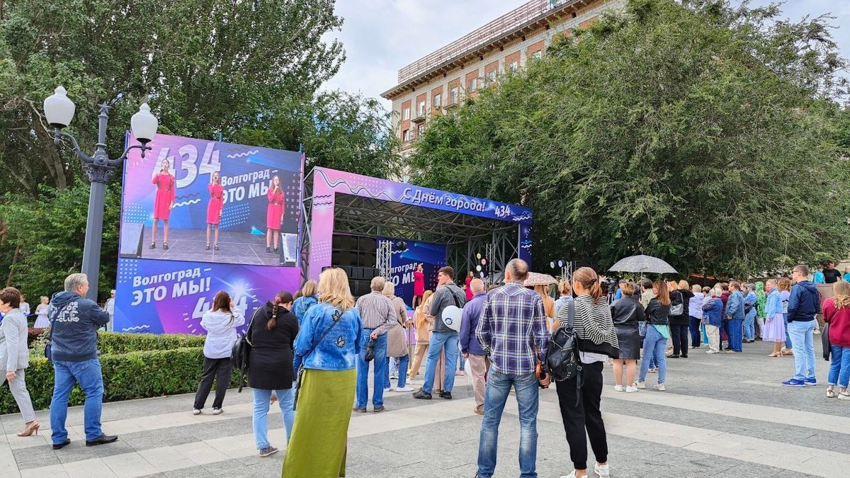     Второй день подряд на верхней террасе набережной проводится фестиваль искусств #Наволне434. Горожане смотрят за выступлениями местных творческих коллективов.