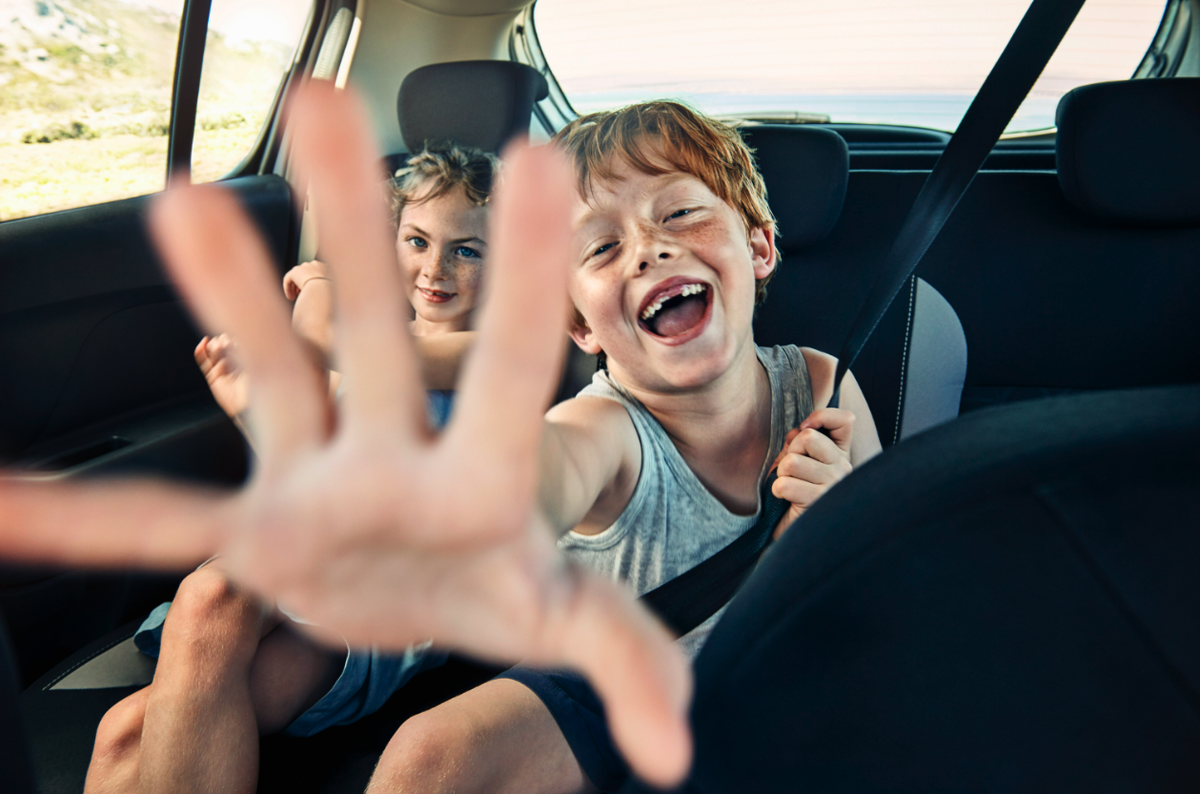 Машина для детей. Школьник в машине. Дети балуются в машине. Дети бесятся в машине. Смех машины