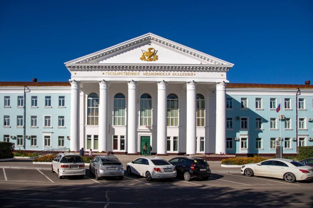 Амурская государственная. Медакадемия Благовещенск. Речной фасад