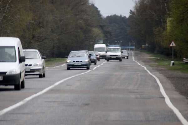 Все водители знают, что сплошную линию дорожной разметки пересекать нельзя. Перестроения, повороты и развороты возможны там, где сплошная линия переходит в прерывистую.