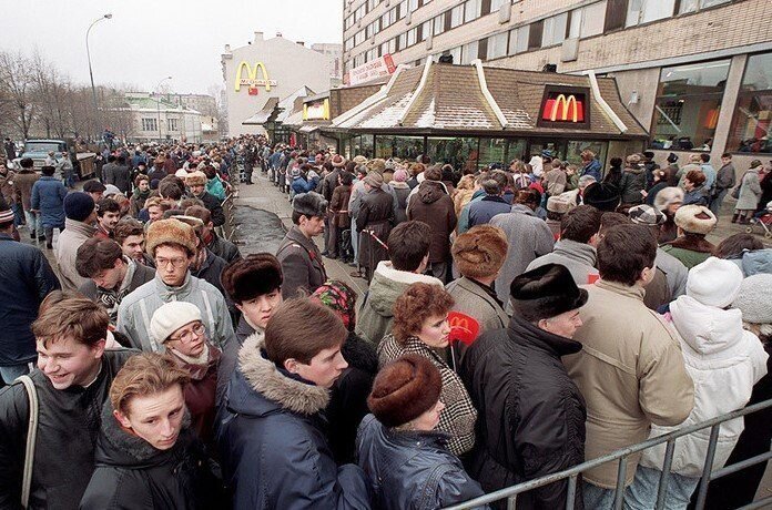 
На то время первый российский «Макдоналдс» был самым большим в мире: 700 мест внутри здания, 200 мест снаружи и 27 касс бесперебойного обслуживания. Русские люди, которые привыкли к непринуждённому советскому обслуживанию, были впечатлены стандартами западного сервиса: вежливые и улыбчивые официанты производили крайне положительное впечатление. Стоить отметить, что при средней зарплате советского человека в 150 рублей, гамбургер в первом McDonald’s стоил 1,5 рубля, а Биг Мак – 3,75 рубля. Для сравнения: за проездной на автобус советские граждане платили 3 рубля в месяц.
Прежде чем открыть ресторан, «Макдоналдс» начал строительство завода по производству булочек и других ингредиентов. Он был построен в 1989 году
