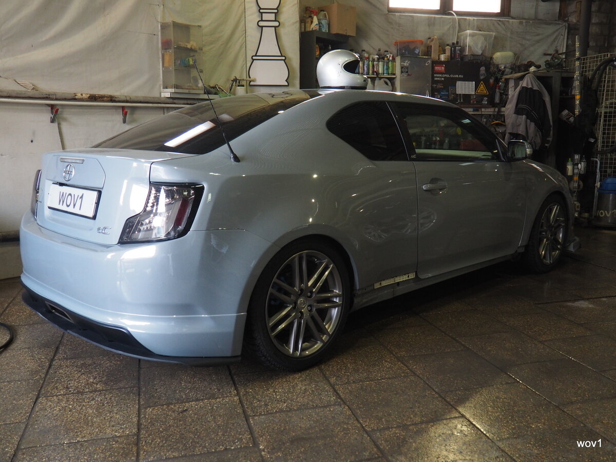 Чемпионский шлем   чисто для антуражу  .  К этой машине он не имеет ни какого отношения  . 