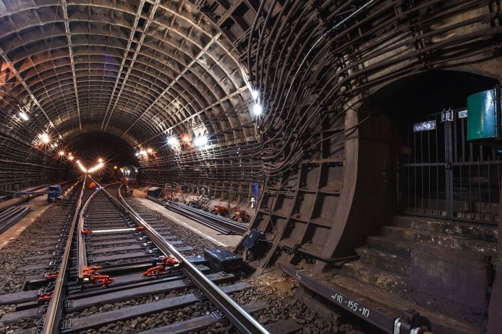 Боль, безысходность, отчаяние. Какие только чувства не испытывают горожане, спускаясь под землю в час пик. Но на самом деле не все так плохо, и даже в привычном метро есть что-то необычное и интересное. Итак, девять фактов о екатеринбургской подземке, о которых вы могли просто не знать.