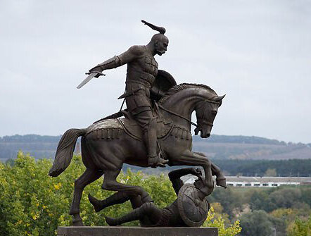 Памятник князю Святославу в Холках, Белгородская область
