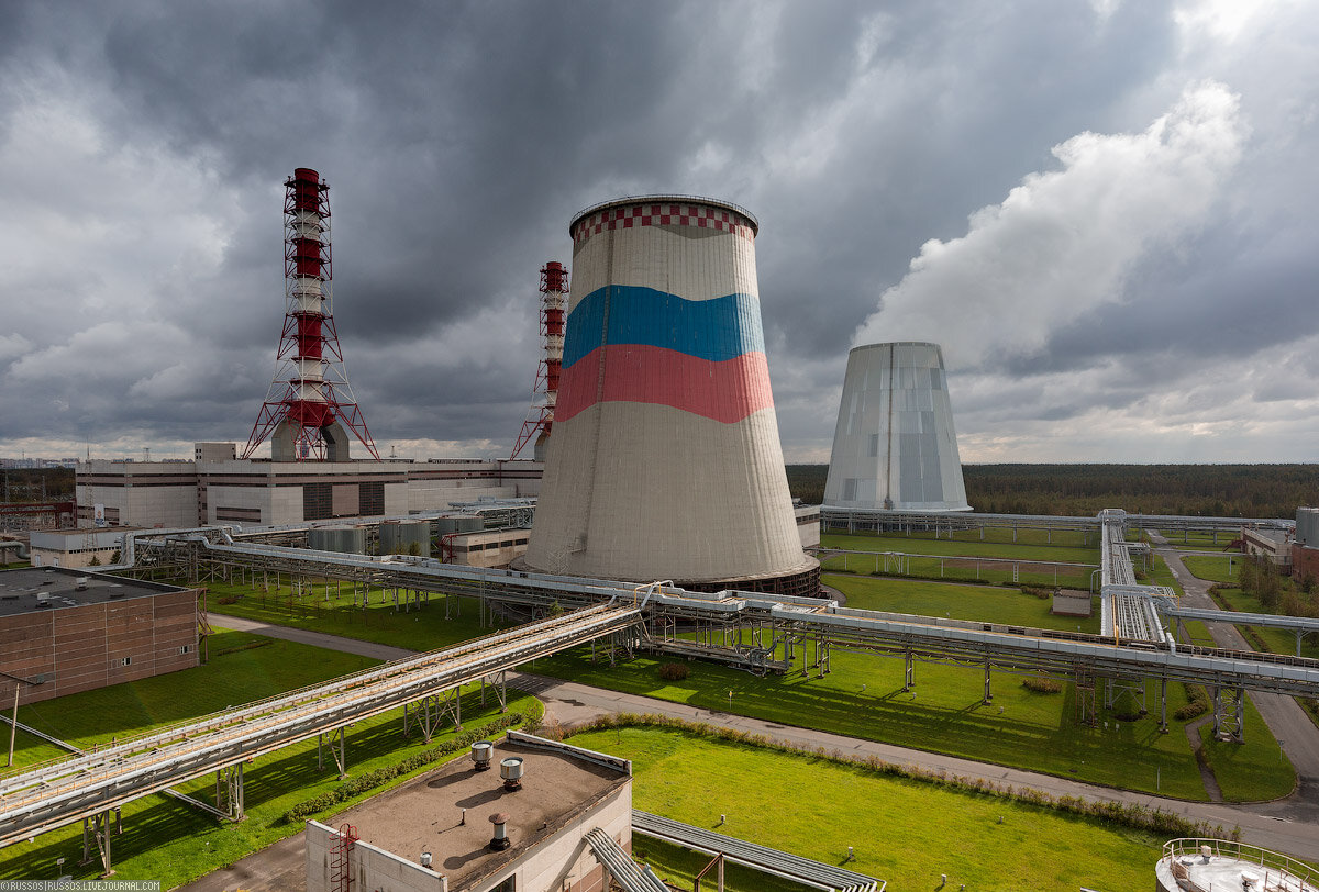 1.  История строительства станции началась в начале 90-х годов. В 1992 году  было принято Постановление Правительства Российской Федерации «О  строительстве Северо-Западной ТЭЦ в Санкт-Петербурге и организации  производства парогазовых установок». В октябре 1994 года был заложен  первый куб бетона в фундамент станции. 

