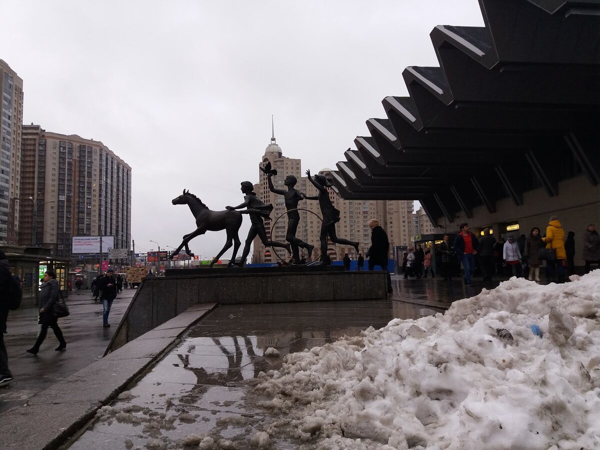 Пионерская спб ремонт. Метро Пионерская Питер. Станция метро Пионерская памятник. Скульптура у метро Пионерская. Пионерская СПБ памятник.