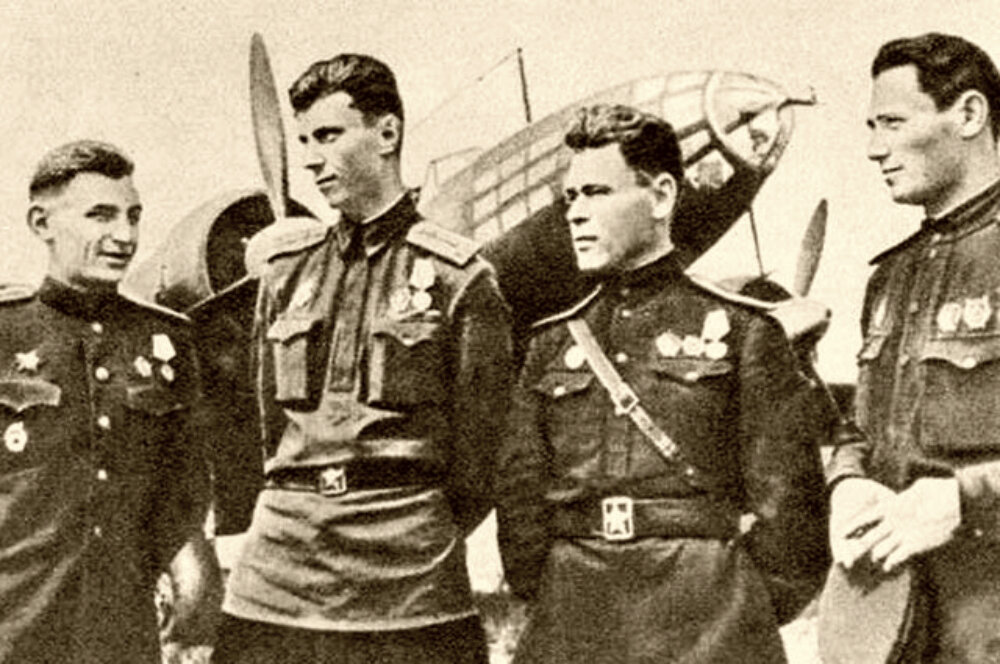 Лётчики дальней авиации В. В. Решетников, В. Ф. Рощенко, П. П. Радчук, П. П. Хрусталёв. 1943 г.