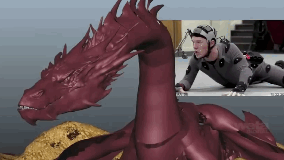 Актёр в образе свирепого дракона Смауга из трилогии «Хоббит».