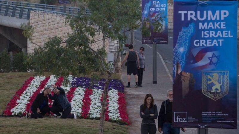 Флаг США перед посольством и надпись "Трамп сделал Израиль великим"