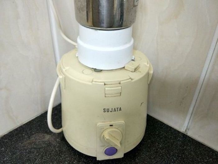 
Белый пластик очень часто желтеет.
