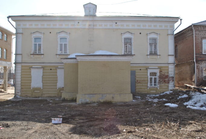 Мы не специалисты и не можем давать конкретных оценок о причинах и следствиях сложившейся ситуации. Это смогут сделать только люди, которые имеют лицензию, разрешающую исследовать исторические здания. Пока мы можем только констатировать сам факт проседания пола. Но стоит задуматься о проекте отведения талых и дождевых вод с территории музея.Лариса Губина, директор Нытвенского историко-краеведческого музея