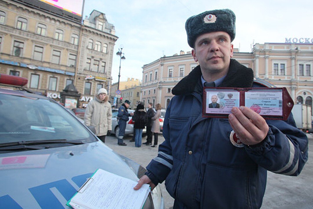 При остановке автобуса один из разбойников без маски предъявлял служебное удостоверение водителю