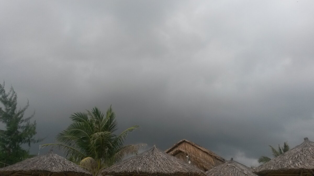 Если у вашей мамы нет средств на оплату долга, вам придется оплатить его самой, но потом вы можете взыскать половину с матери. Чтобы в перспективе не отвечать за маму в данном вопросе, вы можете разделить лицевые счета. Тогда вам будет приходить один счет за коммуналку, а ей – другой. И за ее долги с вас никто не спросит. Но поскольку вы все равно остаетесь семьей и владеете общей квартирой, отстраниться от проблемы у вас не получится. Проще взять долг и дальнейшую оплату на себя. Увы.