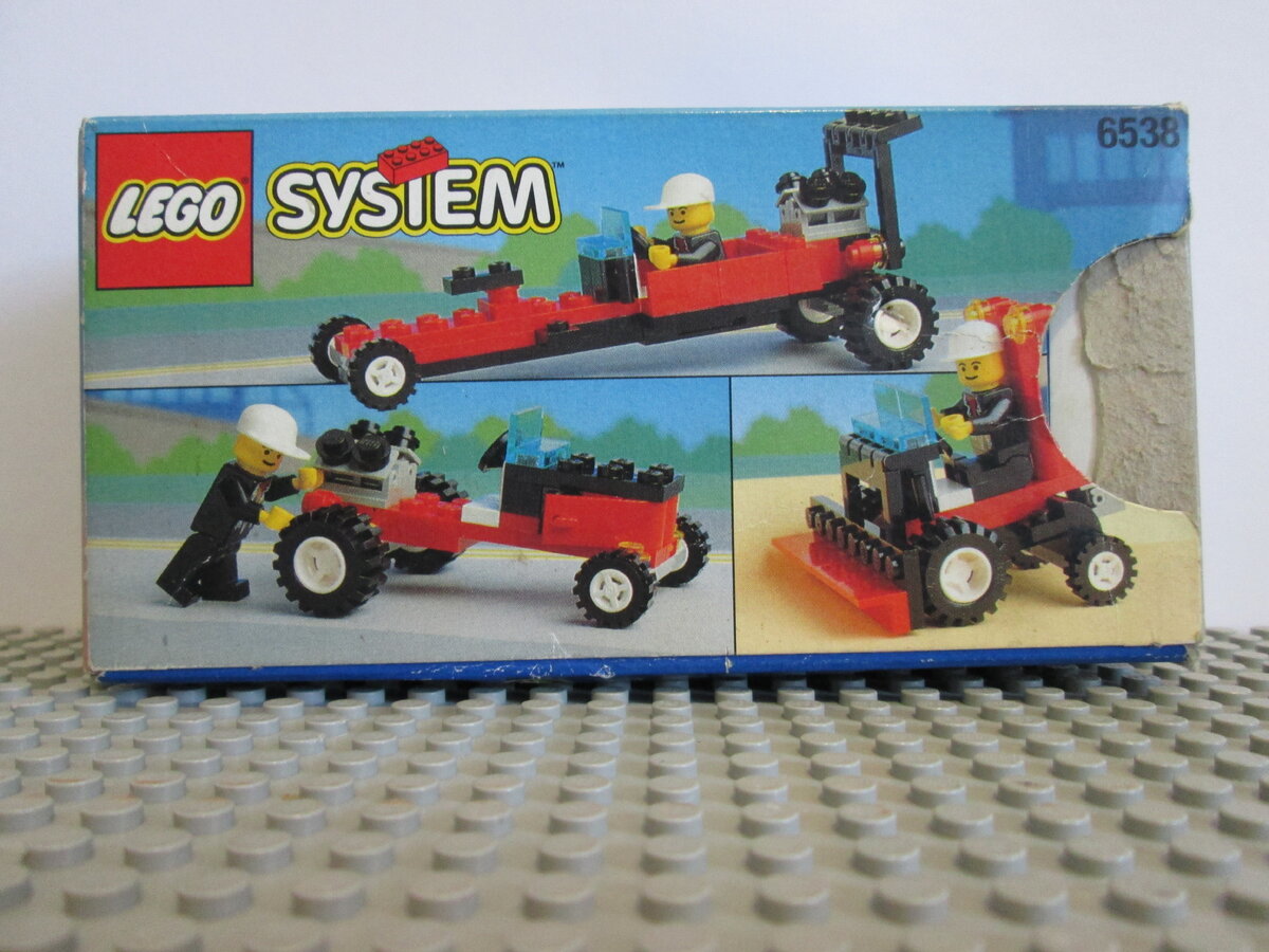 Сзади изображение трех альтернативных моделей.