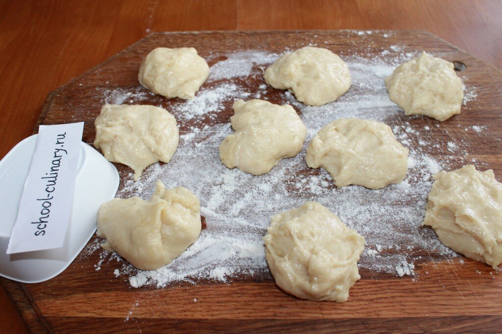 Колечки в духовке с сахарной. Воздушные Колечки рецепт печенья. Тесто прилипло к рукам. Колечки из теста в масле как называются. Тесто воздушное нежное