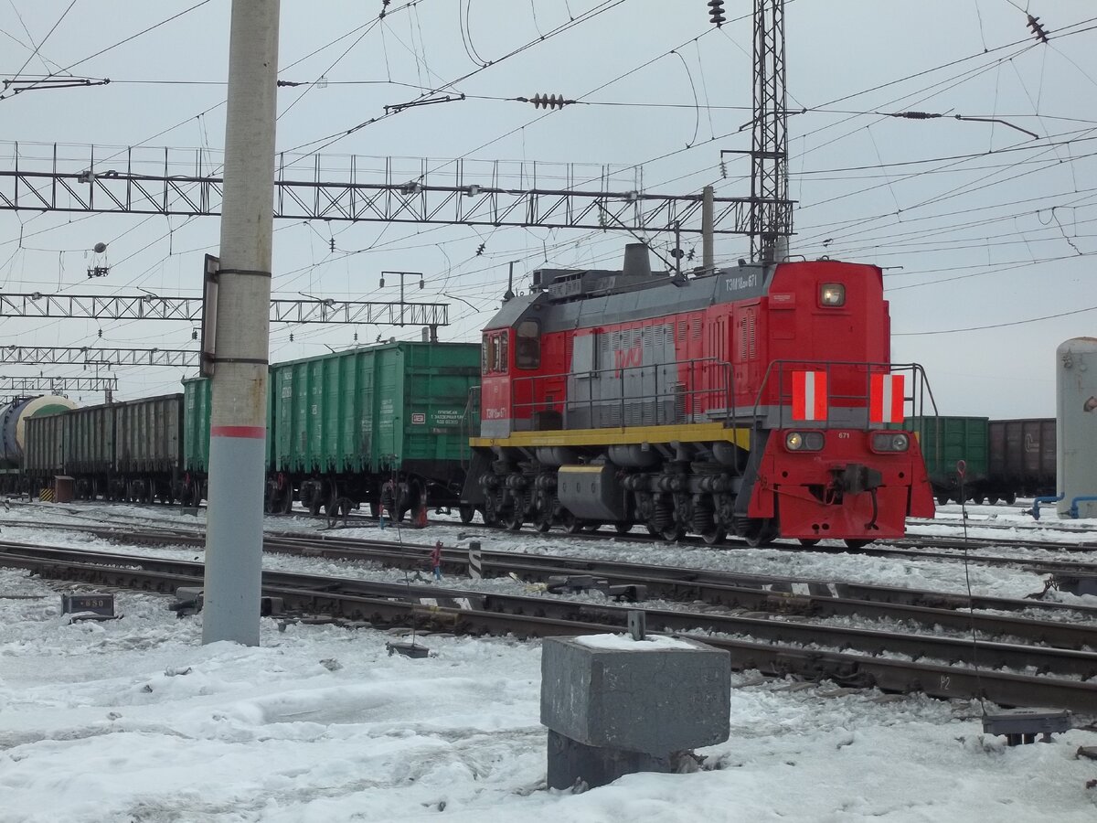 ТЭМ18дм-671 на сортировочной станции.