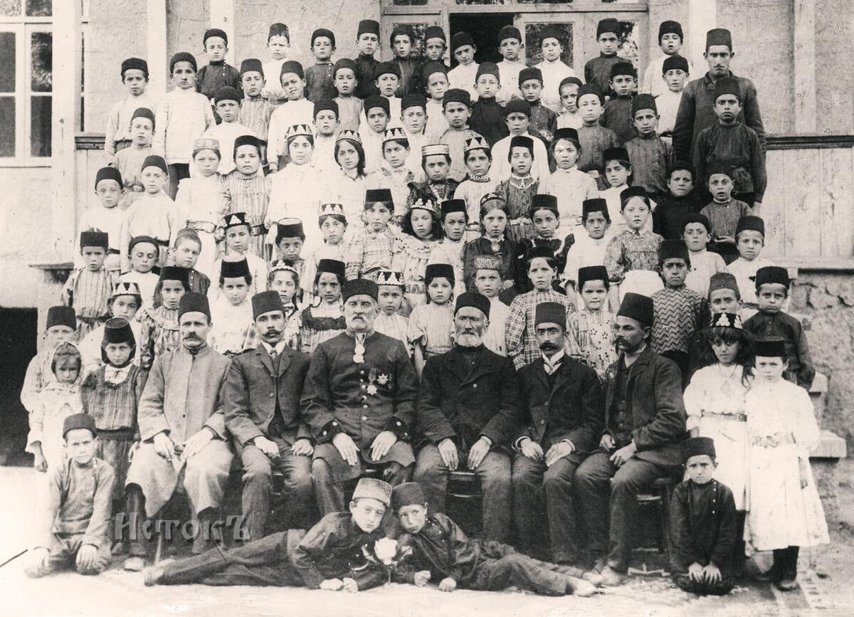 Преподаватели и ученики медресе в Дерекое (Ялта). Начало 20 века. Из архива организации “ИстокЪ” 