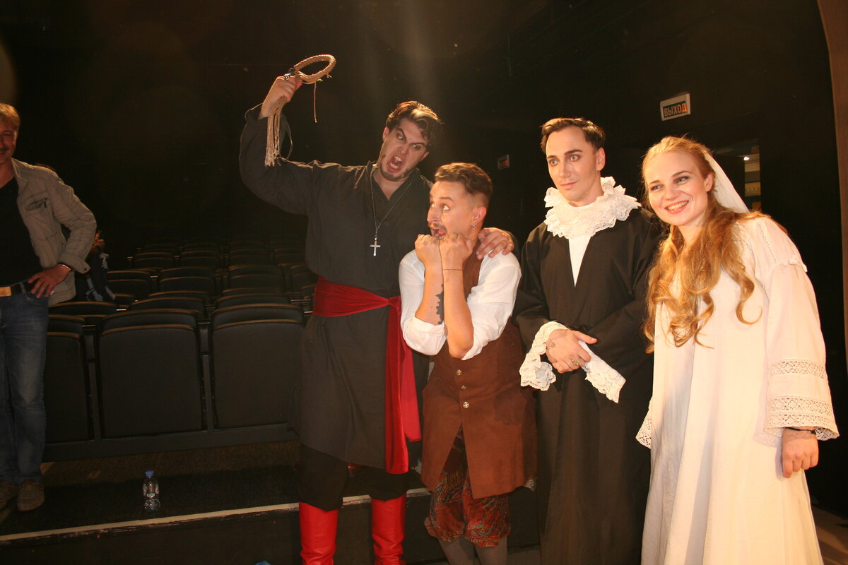 Актеры оперы "Царская невеста" (режиссер Полина Бертэн): Святослав Беседин, Антон Левыкин, Дмитрий Мазанский за кулисами после спектакля. Фото Светы Давыдовой