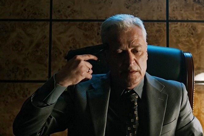  
Кадр из сериала "Спящие". Предатель-сотрудник МИД, передавший США сведения, из-за которых убили граждан России в Ливии.
