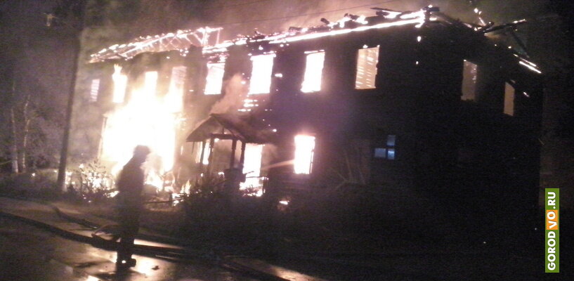 Пожар начался около 21 часа вечера по адресу Содимский переулок, 4.