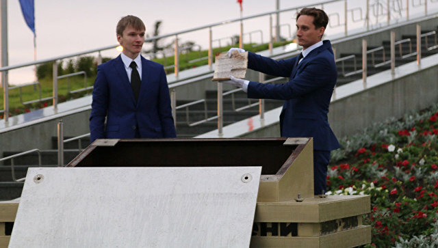 Вскрывают послание из далекого светлого советского прошлого уже совсем не комсомольцы