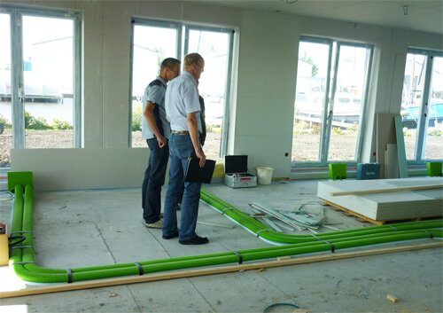 Расстановка приточных решеток в современном коттедже с окнами в пол.