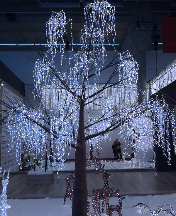 Светодиодные Дреды - это пучки нитей с диодами различного размера, создают эффект световой плакучей березы, позволяют сделать оригинальную подсветку для лиственных пород деревьев в период завершения вегетации.