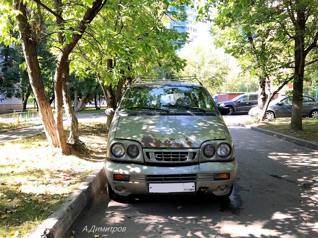 ВАЗ-2120 "Надежда". Автомобиль не был шедевром дизайнерского искусства. Круглые фары от "Жигулей" и габаритные фонари от ВАЗ-2106/2121