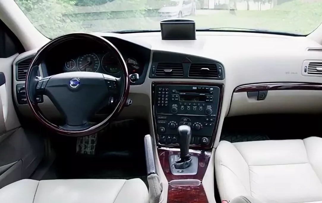Салон Volvo S60 2007 года