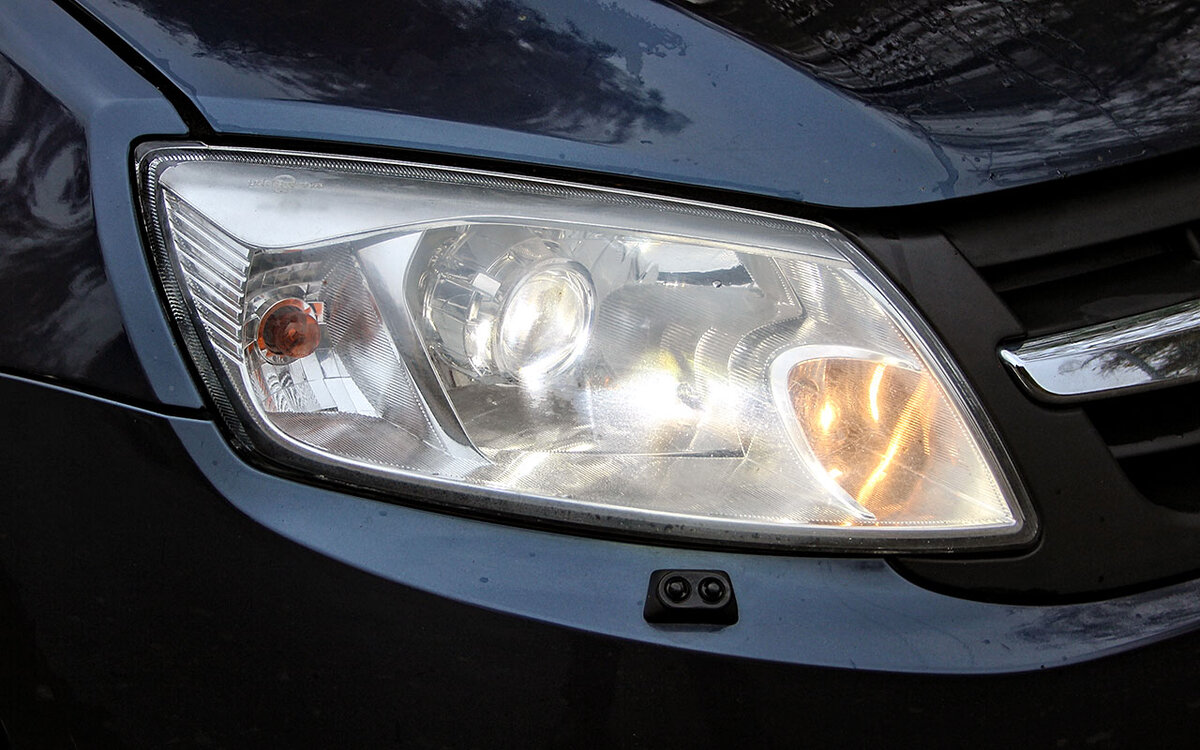 На редакционной Гранте установлены (и зарегистрированы!) ксеноновые фары и омыватели фар. Положение фар регулирует автоматический корректор. Мы следим, чтобы все работало как надо.