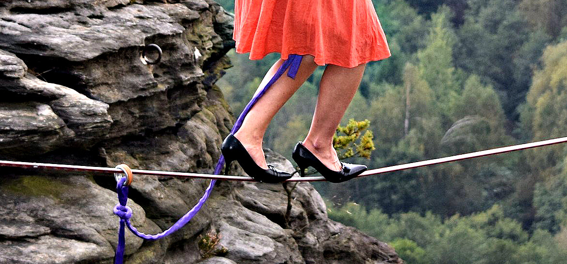 Высота человека. Человек на лестнице. Пройтись. Мужчина на прогулке. Человек идет.