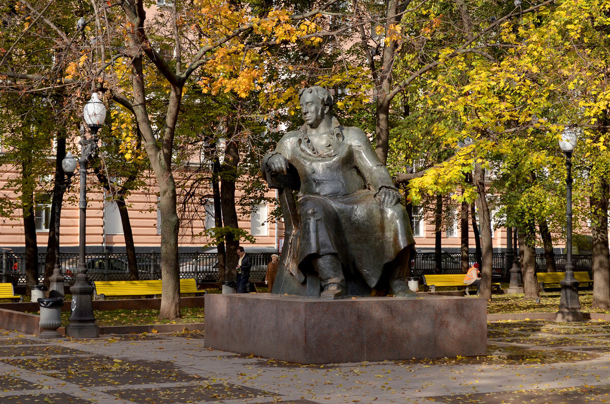 Памятник писателю И. А. Крылову на Патриарших прудах в городе Москва