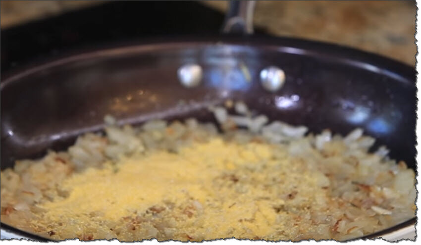 Лук обжариваем с кукурузной мукой