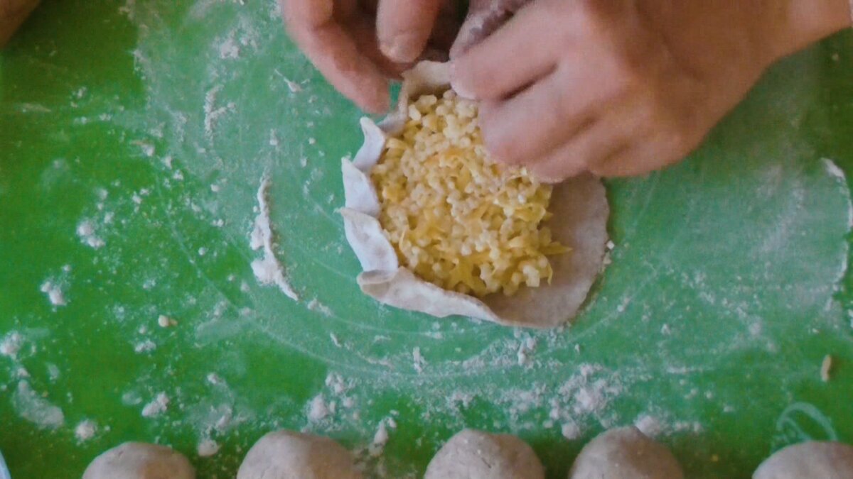 Карельские ржаные калитки с разными начинками. Это стоит попробовать!