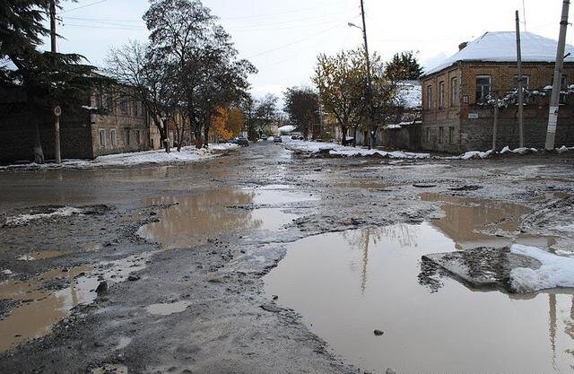С начала года на дорогах страны в ДТП погибли около 17,2 тысяч человек, еще 194 тысячи получили различные травмы. Оставаясь самой «аварийной» страной в Европе, в России по итогам года — это уже очевидно — будет зафиксировано наименьшее количество погибших и раненых в ДТП за последние десятилетия. Спад наблюдается по большинству основных показателей аварийности, в том числе пьяному вождению.