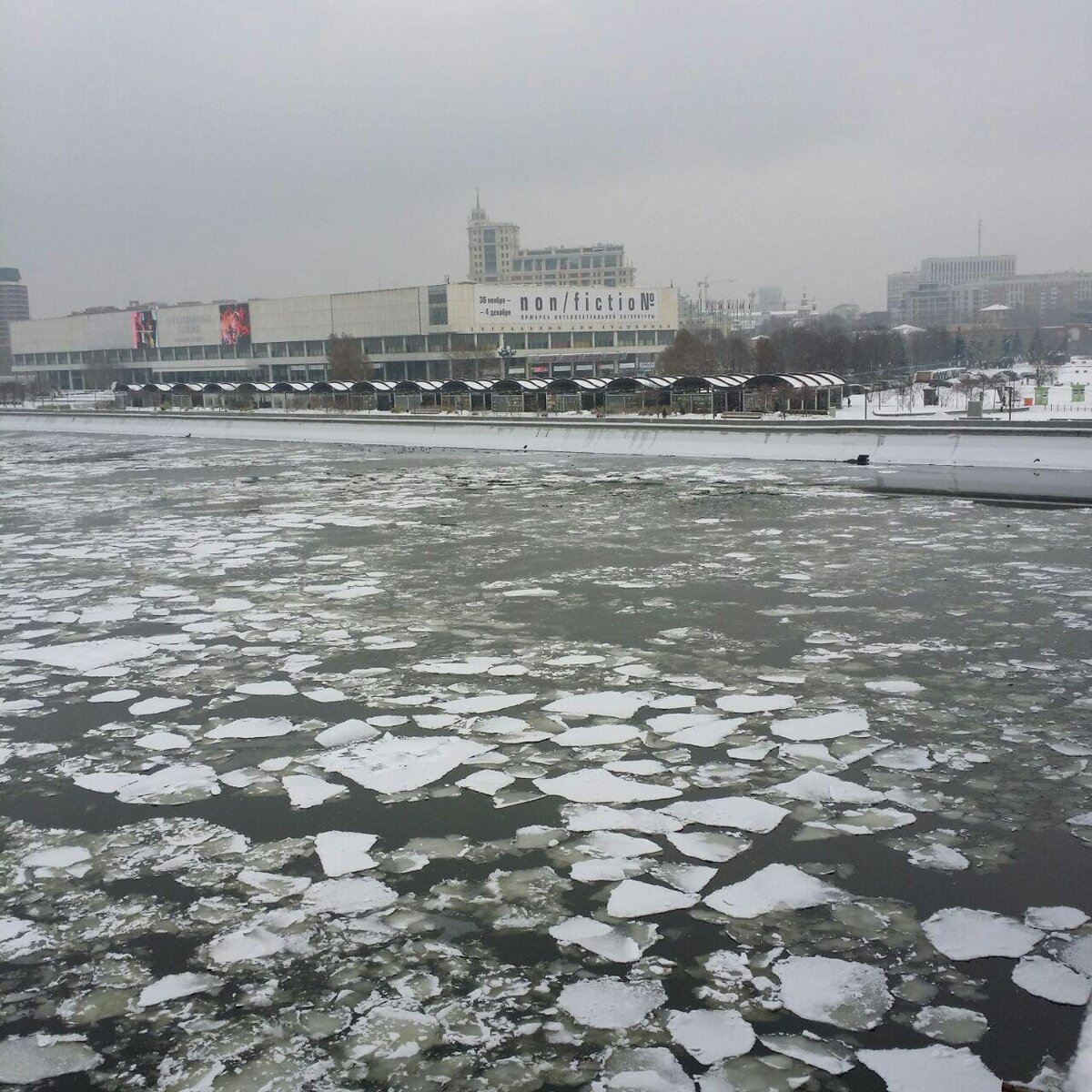 Выставка обычно проходит в ЦДХ, что на Крымском валу в Москве через садовое кольцо от Парка Горького.