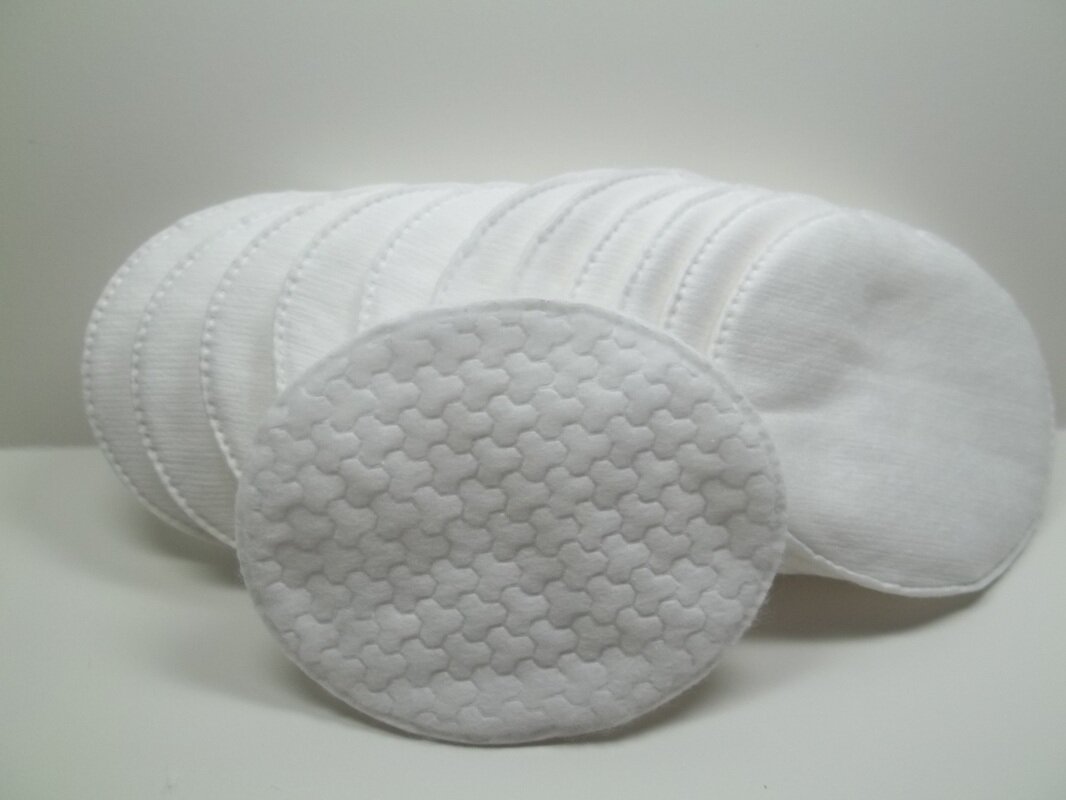 Вы когда-нибудь обращали внимание на вид ватного диска,с одной стороны  узор,с другой гладкий.Это для чего чтобы узорчатой стороной  наносить макияж,а гладкая снимать..