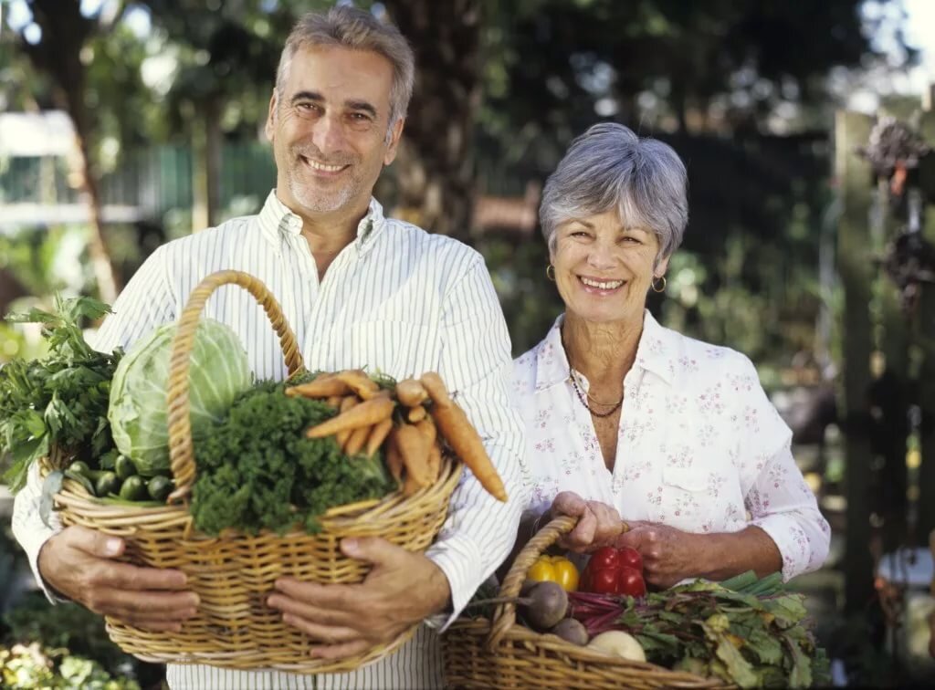 Источник долголетия. Питание пожилых людей. Здоровое питание для пожилых людей. Пенсионеры с продуктами. Пожилой фрукт.