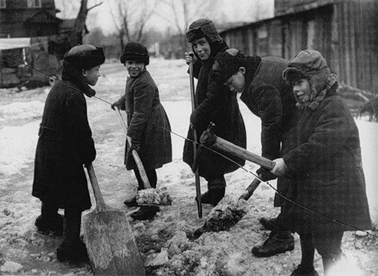 Беспризорники в СССР 20 годы. Дети 1930-х. Советские дети трудятся.