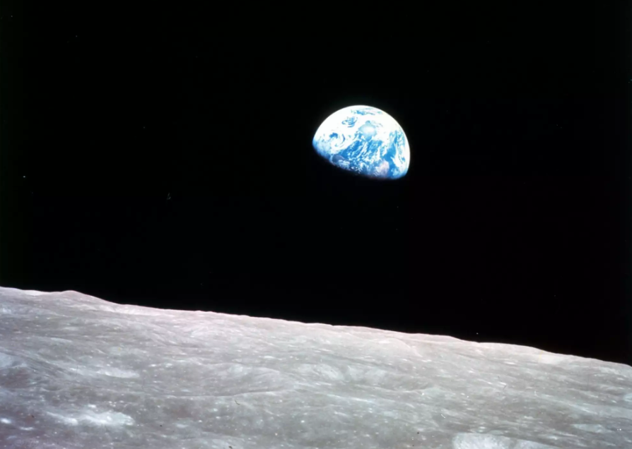 Фото - https://www.popsci.com/earthrise-nasa-photo-apollo-50