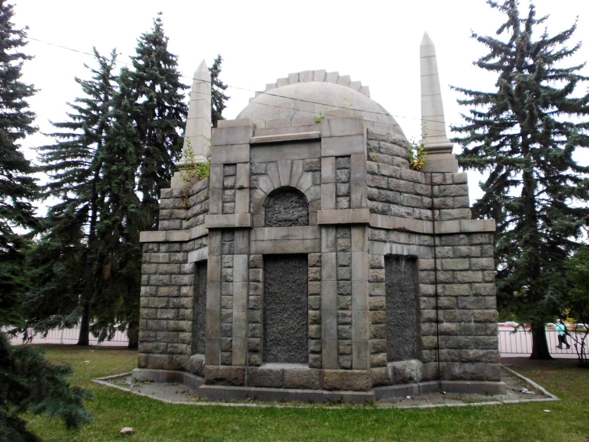 Мавзолей челябинск. Памятник-мавзолей в. и. Ленину на алом поле в Челябинске.. Памятник Ленину на алом поле в Челябинске. Мавзолей на алом поле в Челябинске. Памятник Ленину Челябинск алое поле.