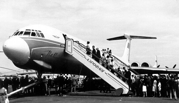 В этот день в 1963 году свой первый полёт совершил первый советский реактивный межконтинентальный пассажирский самолёт - Ил-62. С 1967 года после успешных испытаний начались регулярные полёты по России, а потом и рейсы в Прагу и Монреаль. В то время полетать на «реактивном диване» было особым шиком. 