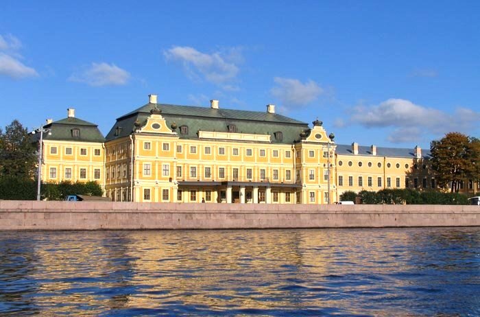 Дворец Меньшикова на набережной Невы