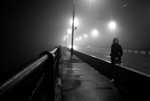  Когда я приблизился к ним — девушка отвесила звонкую пощечину, своему собеседнику, коротко сказала - «предатель» и, решительно развернувшись, ушла, унося с собой ровный перестук каблуков, который вскоре перестал быть различим и мне лишь оставалось любоваться ее удаляющимся силуэтом.  Что произошло у этой пары? Долго ли они были вместе? Год-два или несколько недель? Судя по всему - она ему искренне верила надеялась, что с ним будет в безопасности…. Пока этот мужчина не нанес ей рану, предав, своим неведомым мне поступком. 
Сколько подобных ударов переживает человек за свою жизнь, а самое главное — зачем они ему? Чему учат? Перестать доверять или научиться прощать? Перестать ожидать взаимности или фокусировать внимание на том, какой Я, что Я делаю. Ведь предать, потому что кругом одни предатели — это значит стать таким же. Может лучше остаться собой, вне зависимости от того, кто рядом? Тогда те, «плохие» с твоей точки зрения люди, могут измениться сами глядя на тебя. 
	Декабрь, а значит, что скоро солнцеворот, то время, когда убывающий день достигнет минимальной точки и наконец начнет прибавляться. Солнцеворот — это тоже, своего рода, смерть. Смерть, дающая начало новому году, новым жизням и новым открытиям. 
