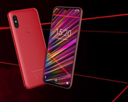  Итак, недавно в новостях стал мелькать новый смартфон от компании Umidigi, который все сразу стали называть новым убийцей флагманов. И наконец то, когда мы знаем практически все об устройстве Umidigi F1, производитель рассказал нам и о его цене. Она, к слову, составила всего 199 долларов. 
 
 Новинка при наличии столь низкой цены отличается рядом преимуществ. Во-первых, смартфон получил 4Гб оперативной памяти и 128гб встроенного хранилища. Емкость аккумулятора, питающего смартфон - 5100mAh. Есть быстрая зарядка, с мощностью 18Вт. Ну и конечно же, как обойтись без модуля NFC. При этом толщина корпуса составляет всего 8.8мм. 
 
 В качестве однокристальной системы выбран чип MediaTek Helio P6. Основная камера смартфон имеет два сенсора с разрешениями 16Мп и 8Мп. При этом их диафрагма равна f/1.7. А вот фронтальная камера получила разрешение сенсора 16Мп. 
 
 Экран нового смартфона получил диагональ 6.3-дюйма. Разрешение при этом FullHD+, а вот соотношение площади дисплея к полезной поверхности дисплея равно 92.7%, что очень хороший результат для данной ценовой категории.  