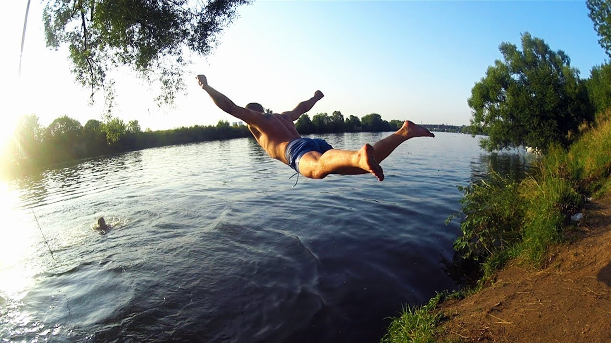 Берег с купающимися. Лето речка. Человек прыгает в реку. Ныряют в речку. Прыжок в речку.