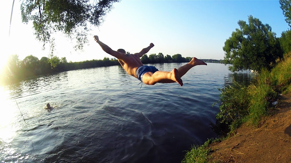 Девчонки прыгают в воду